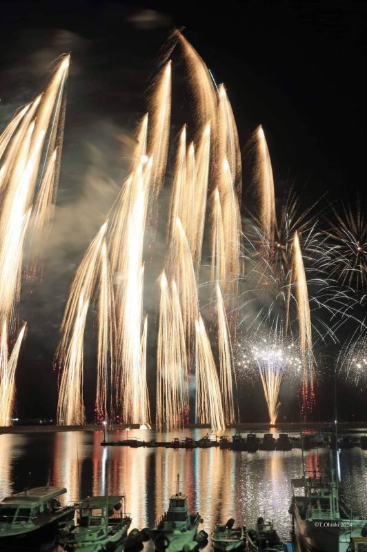 第35回かどがわ納涼花火大会 柿薗花火さんの「ほうき星」のような花火にどよめきの声が